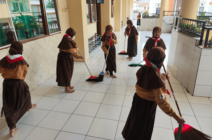 Mengamalkan Dasa Dharma Ke-2 melalui Kegiatan Bersih-bersih Lingkungan Sekolah