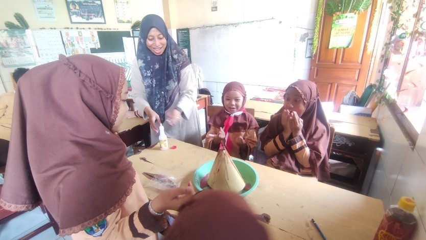 Bereksperimen dengan Barang Bekas untuk Membuat Gunung Merapi