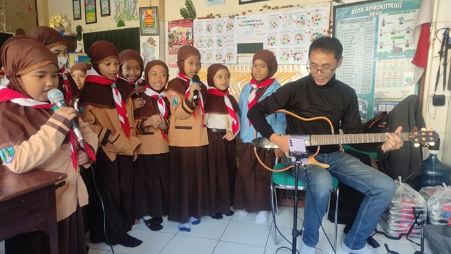 Keceriaan Murid Kelas 2D dalam Kegiatan Parents Day: Belajar Musik Bersama Orang Tua Alifa Ditulis Oleh: A. Musthofa Malik, S.Pd.